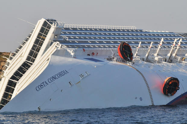 costa-concordia-luxury-cruise-ship-crash-in-italy-181.jpg 