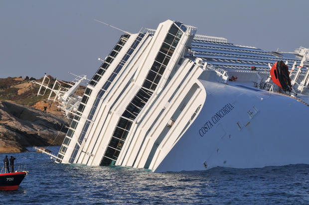 costa-concordia-luxury-cruise-ship-crash-in-italy-121.jpg 