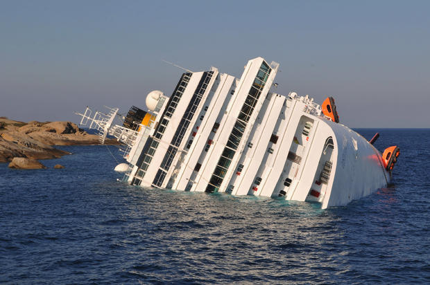 costa-concordia-luxury-cruise-ship-crash-in-italy-28.jpg 