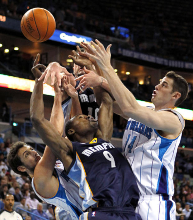 Tony Allen, Marco Belinelli and Jason Smith scramble for the ball 