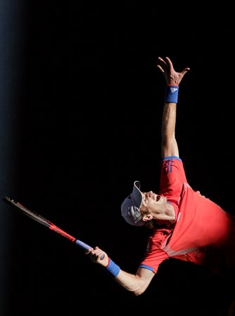 Andy Murray serves to Edouard Roger-Vasselin  