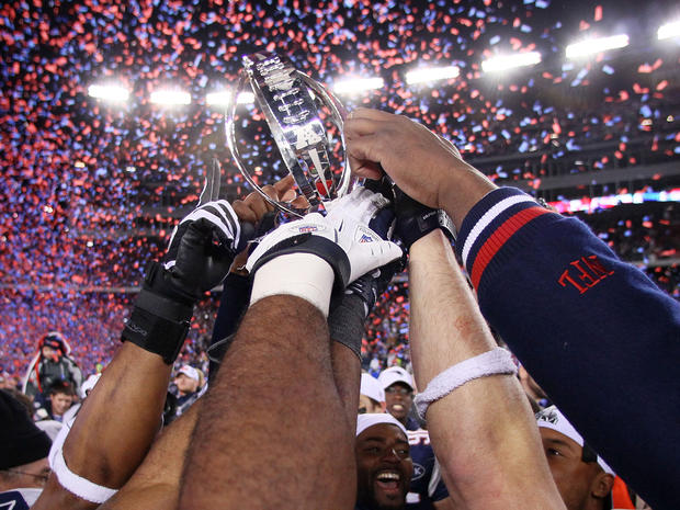 Patriots celebrates with the Lamar Hunt Trophy  