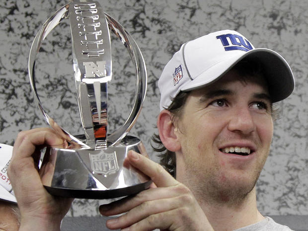 Eli Manning lifts the George Halas Trophy  