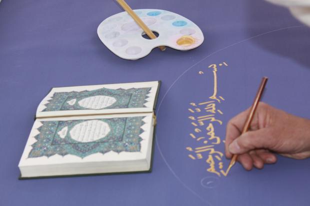 Afghan calligrapher Mohammed Sabeer Hussani transcribes Quranic verse 