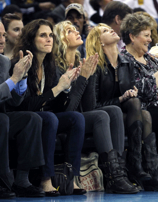 010-spurs-galsAP12012312185.gif 
