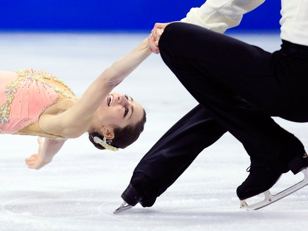 Marissa Castelli, left, and Simon Shnapir compete in the pairs short program 