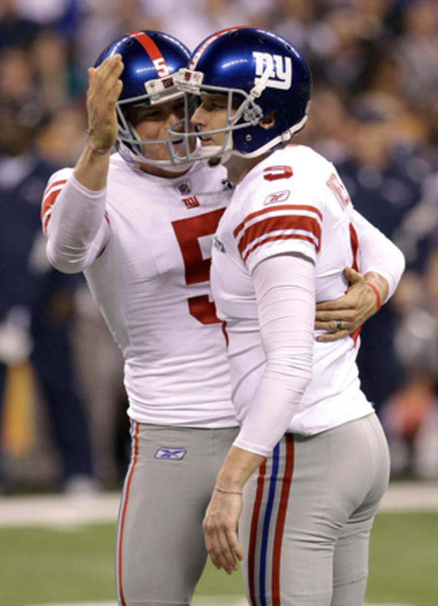 Giants kicker Lawrence Tynes celebrates with Steve Weatherford after a field goal  