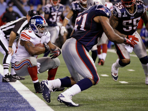 Ahmad Bradshaw rolls into the end zone for a touchdown 