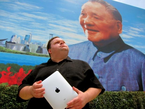 Mike Daisey traveled to Shenzhen, China in 2010 to view the working conditions at Foxconn. 