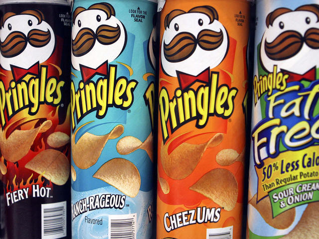 How to eat Pringles chips the right way