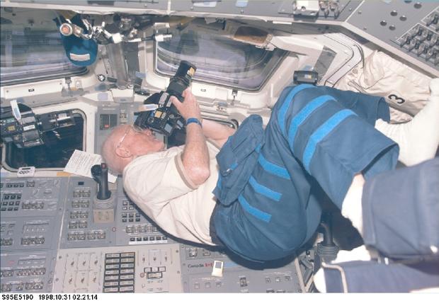 Glenn_photographs_Earth_STS-95_-_NASA.jpg 