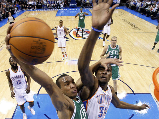 Avery Bradley goes up for a shot next to Kevin Durant  