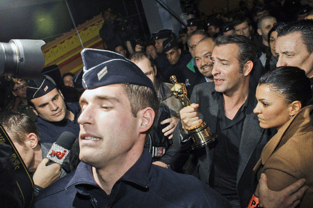 008-dujardin-at-degaulleAP1.gif 