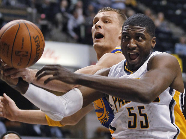 Roy Hibbert and Andris Biedrins fight for a rebound 