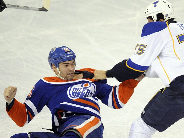 Ryan Reaves fights with Darcy Hordichuk  