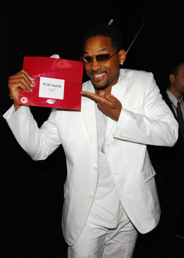 frank-micelotta-will-smith-celebrates-backstage-after-winning-the-award-for-best-male-performanc.jpg 