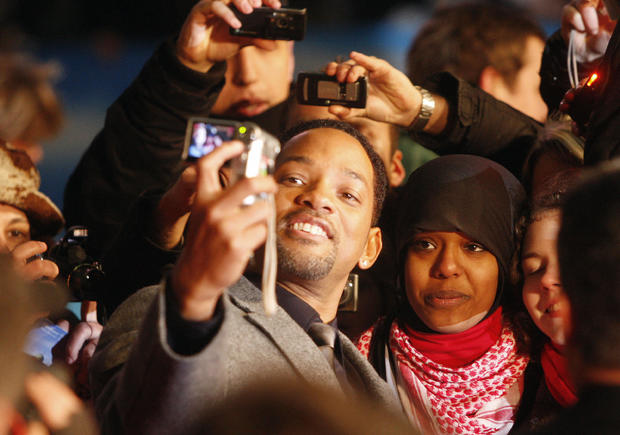 marcus-brandt-us-actor-will-smith-takes-pictures-of-himself-with-fans-prior-to-the-german.jpg 