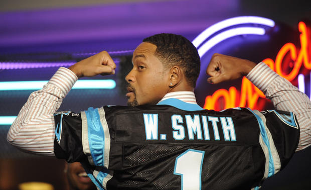 davis-turner-actor-will-smith-poses-in-a-jersey-given-to-him-by-nfl.jpg 