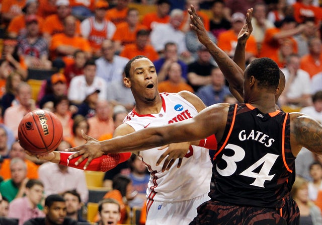 Jared Sullinger looks to pass 