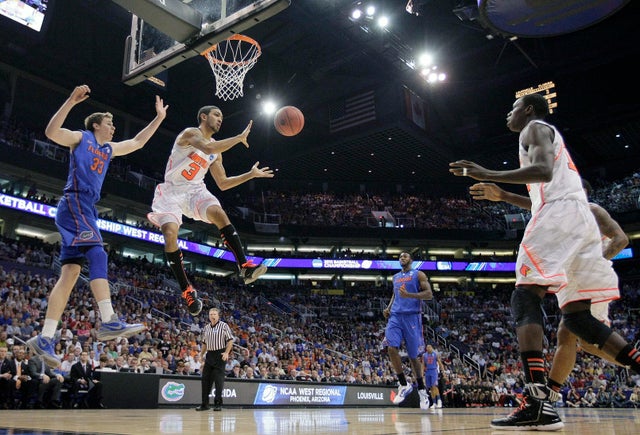 Peyton Siva passes to teammate Gorgui Dieng, 