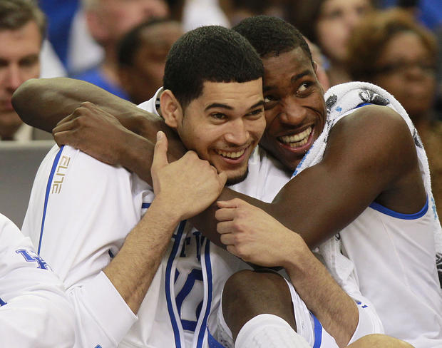 Kentucky's Eloy Vargas, left, and Darius Miller reacts in the closing seconds  