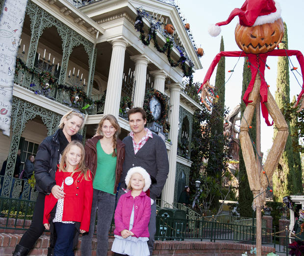 handout-jennie-garth-and-peter-facinelli-pose-with-daughters-l-r-lola-ray-9-luca-bella-14-and-fiona-eve-5.jpg 