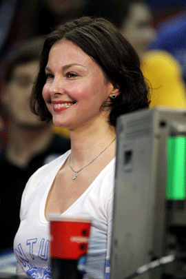009-bsktball--ashley-judd.gif 