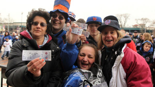 mets-fans-with-tickets.jpg 