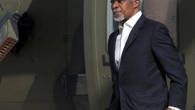U.N. Arab League envoy Kofi Annan arrives by Turkish military helicopter at Antakya Airport after visiting the Yayladagi refugee camp in Antakya, Turkey, April 10, 2012. 