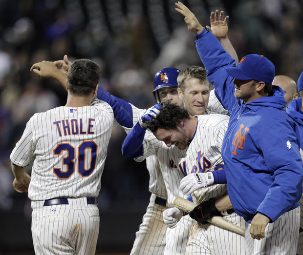 New York Mets celebrate after Daniel Murphy hit an RBI single 