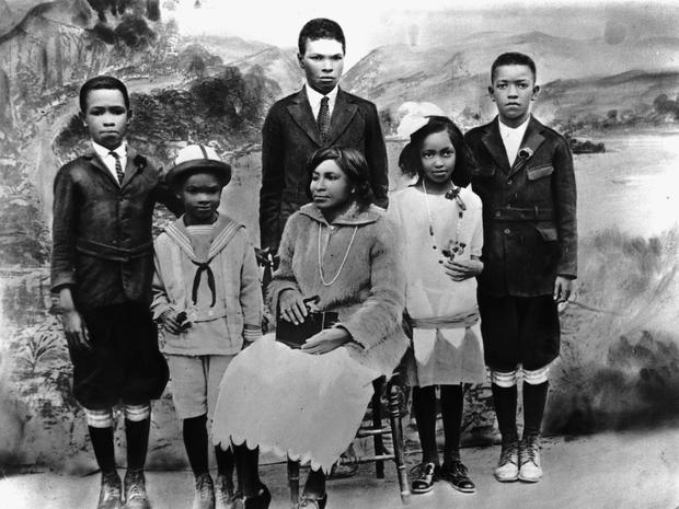 Mallie Robinson, center, poses for a family portrait with her children, from left, Mack Robinson, Jackie Robinson, Edgar Robinson, Willa Mae Robinson and Frank Robinson 
