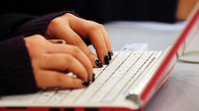 woman_typing_95765605.jpg 