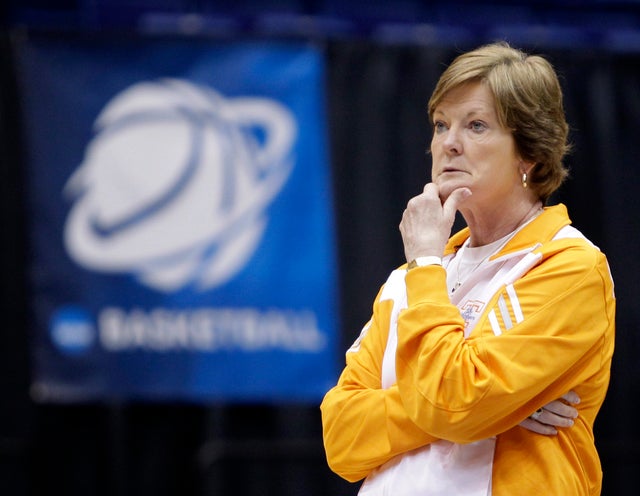  Pat Summitt watches practice 