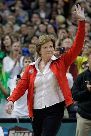 Pat Summitt  waves to the crowd 