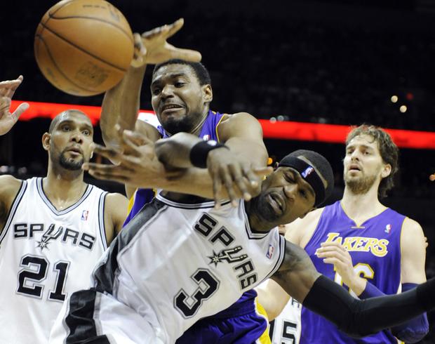 Andrew Bynum and Stephen Jackson fight for a loose ball  