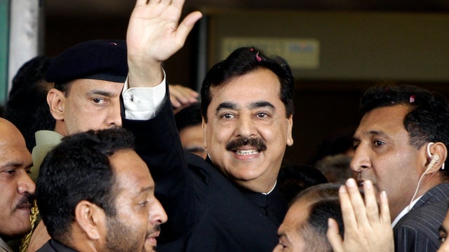 Pakistani Prime Minister Yousuf Raza Gilani, center, waves upon his arrival at the Supreme Court for a hearing in Islamabad, Pakistan, April 26, 2012. 