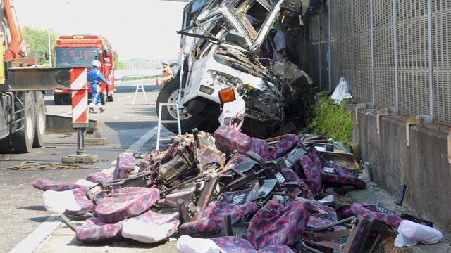 120429-Tokyo_bus_crash-AP12042901035.jpg 