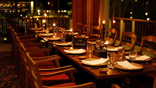 restaurant_table.jpg 
