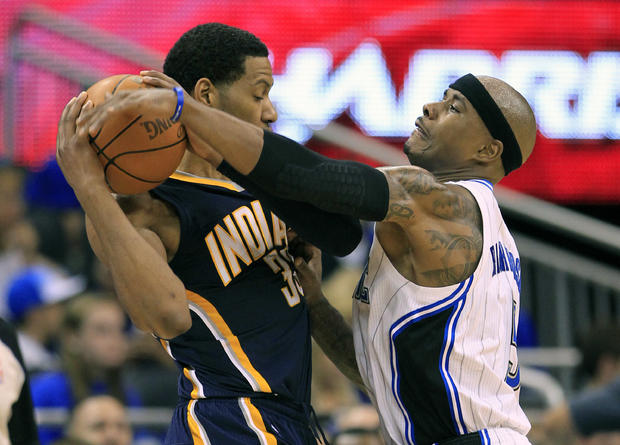 Quentin Richardson tries to get the ball away from Danny Granger 
