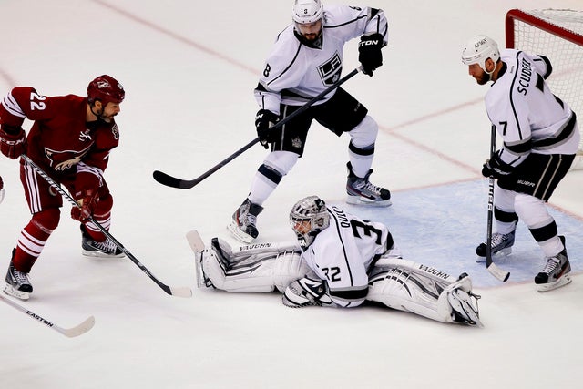Jonathan Quick stops a shot by Daymond Langkow 