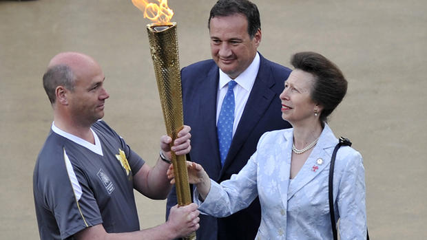 Olympic torch handed over to London 