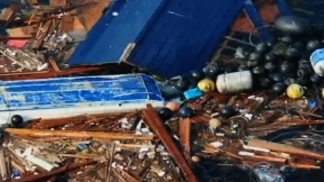 Debris from Japanese tsunami floating in Pacific Ocean 