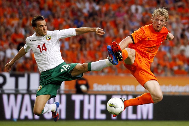Dirk Kuyt, right and Veselin Minev challenges for the ball 