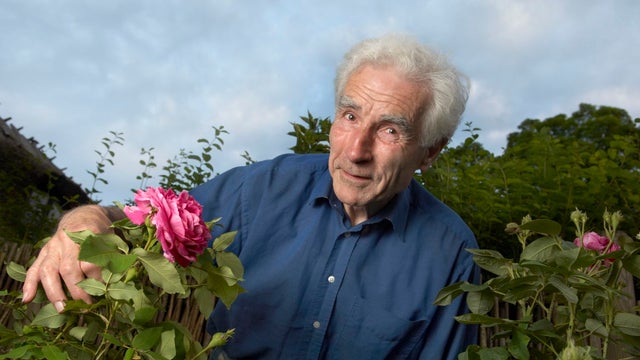 man_flowers_iStock_000003576056Medium.jpg 