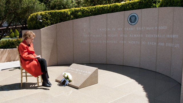 Nancy_Reagan_AP120605014212.jpg 