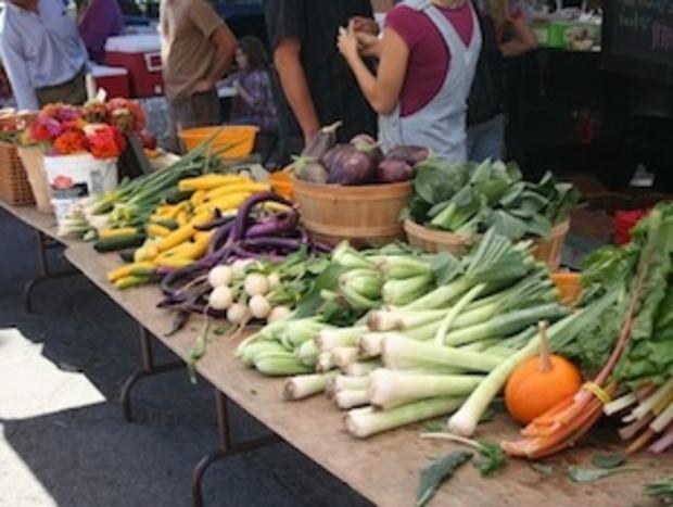 farmers-market-veggies 