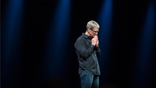Tim_Cook_pensive.jpg 