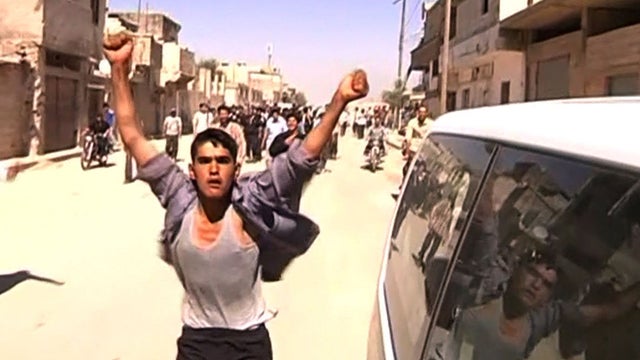 U.N. tours Syria city turned war zone 