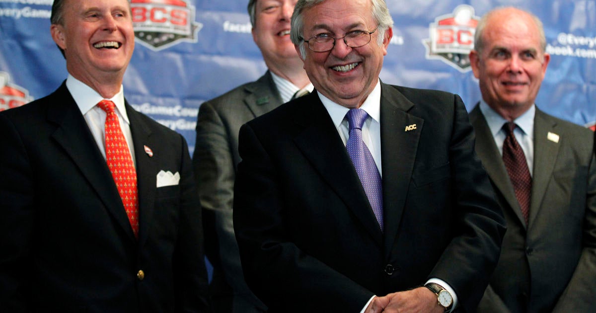 Presidents approve college football playoff - CBS News