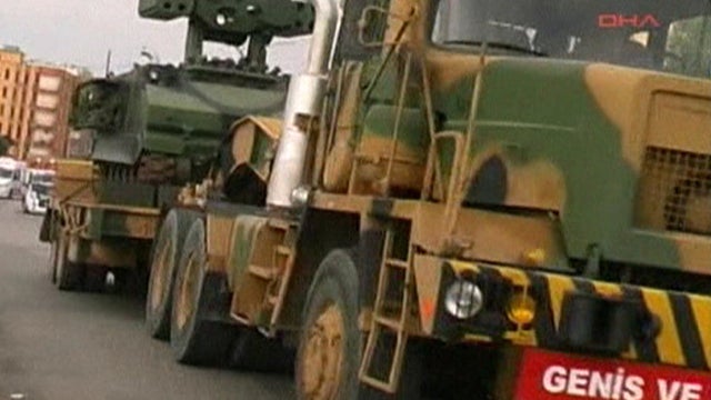 Turkish military trucks carrying heavy weaponry toward the southern border with Syria 